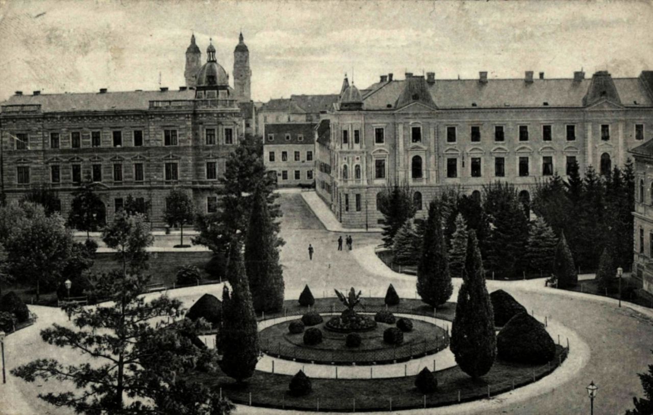 Akademički trg (današnji Trg Josipa Juraja Strossmayera) oko 1911. godine, pogled na istok